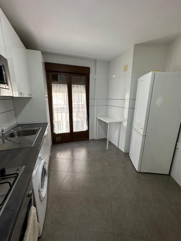 A kitchen or kitchenette at Apartamento Nuevo Duplex
