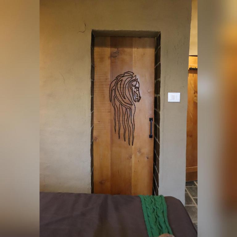 Postel nebo postele na pokoji v ubytování Hobbit House Bir