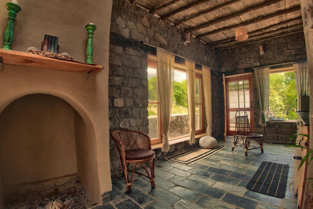 Posezení v ubytování Hobbit House Bir