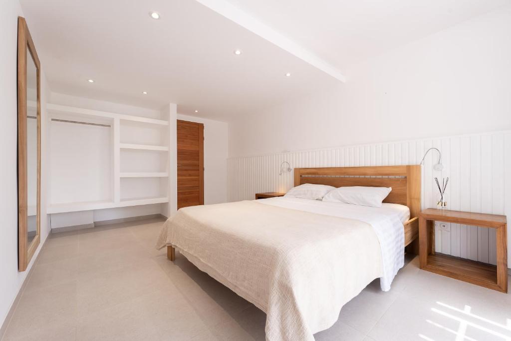 Una cama o camas en una habitaci&oacute;n de Villa Cabanes - piscine &agrave; d&eacute;bordement &amp; plage