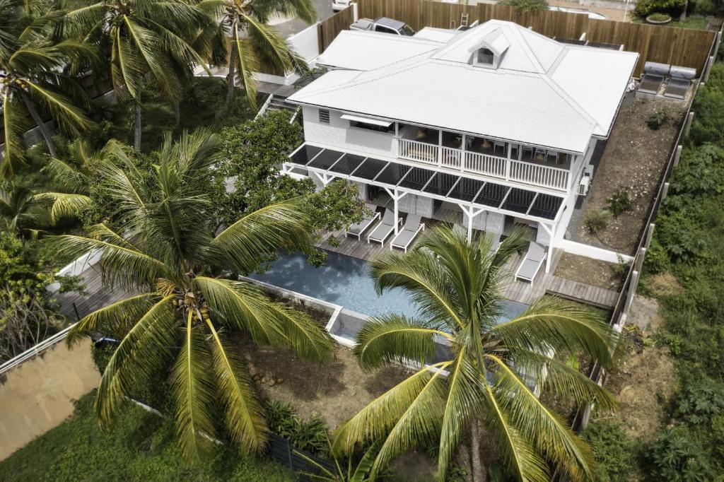 Una vista de la alberca en Villa Cabanes - piscine &agrave; d&eacute;bordement &amp; plage o alrededores