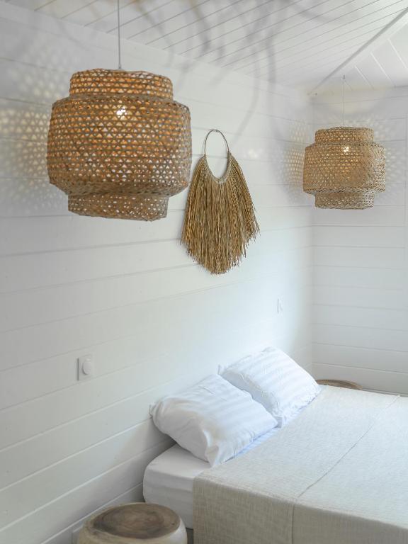 Una cama o camas en una habitaci&oacute;n de Villa Cabanes - piscine &agrave; d&eacute;bordement &amp; plage