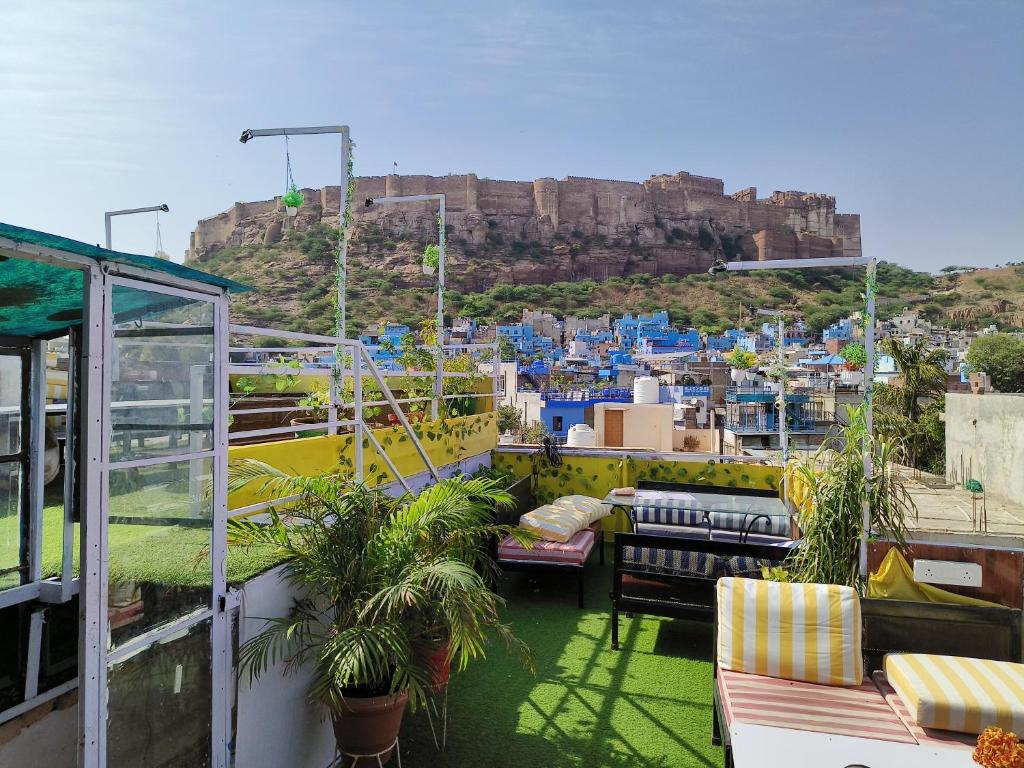 Elle comprend un balcon offrant une vue sur la ville bleue. dans l'établissement Shivam Guest House, à Jodhpur