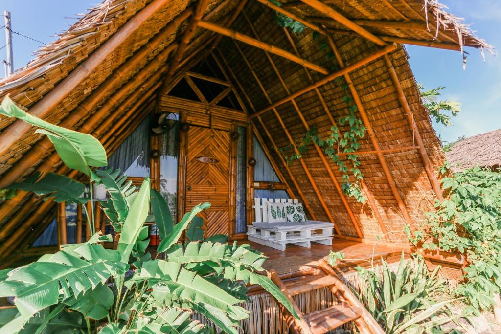 Um jardim no exterior de Tongo Hill Cottages