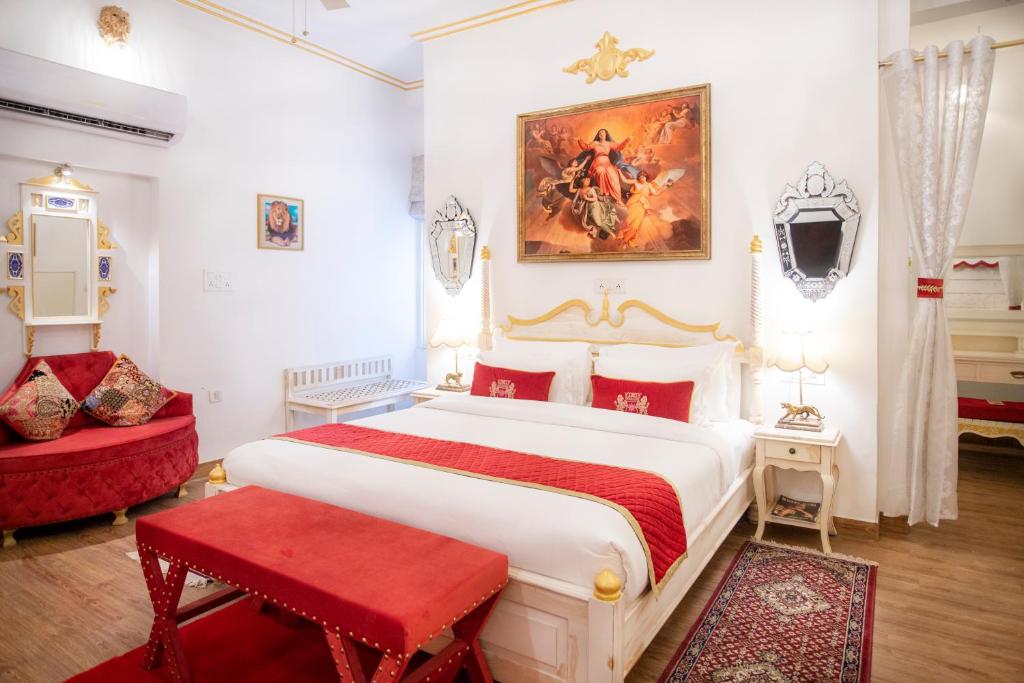 Postel nebo postele na pokoji v ubytování The Royal Hermitage - Best Luxury Boutique Hotel Jaipur