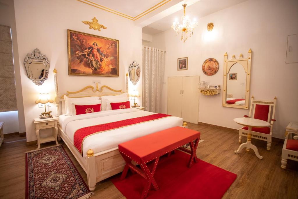 Postel nebo postele na pokoji v ubytování The Royal Hermitage - Best Luxury Boutique Hotel Jaipur