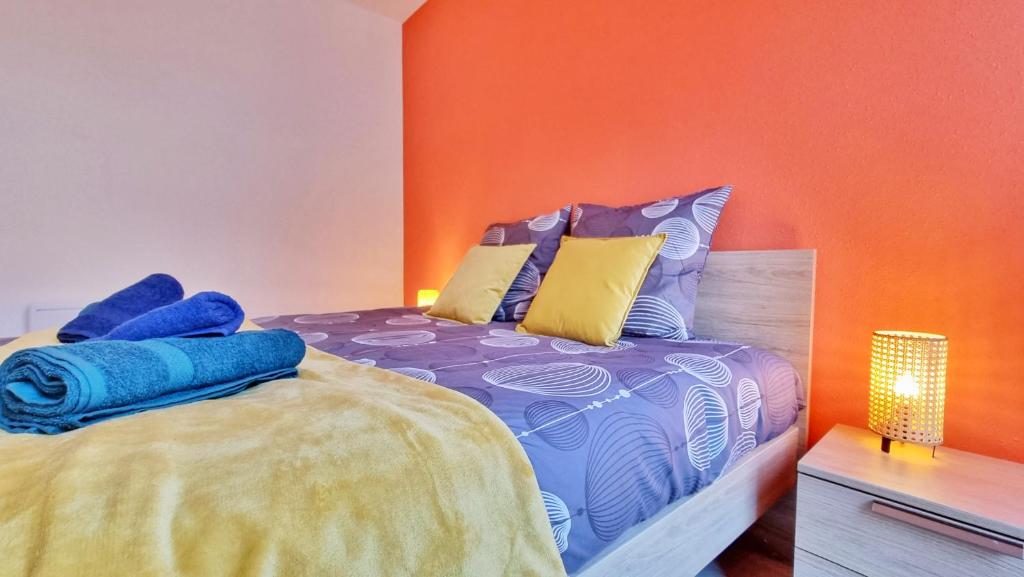 Posteľ alebo postele v izbe v ubytovaní La Résidence Évasion 2 - Original - Gare - Wifi - Relax BNB