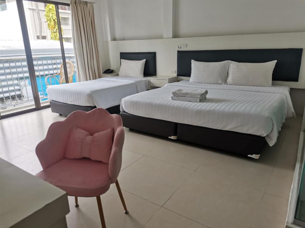 Postel nebo postele na pokoji v ubytování Armoni Patong Beach Hotel