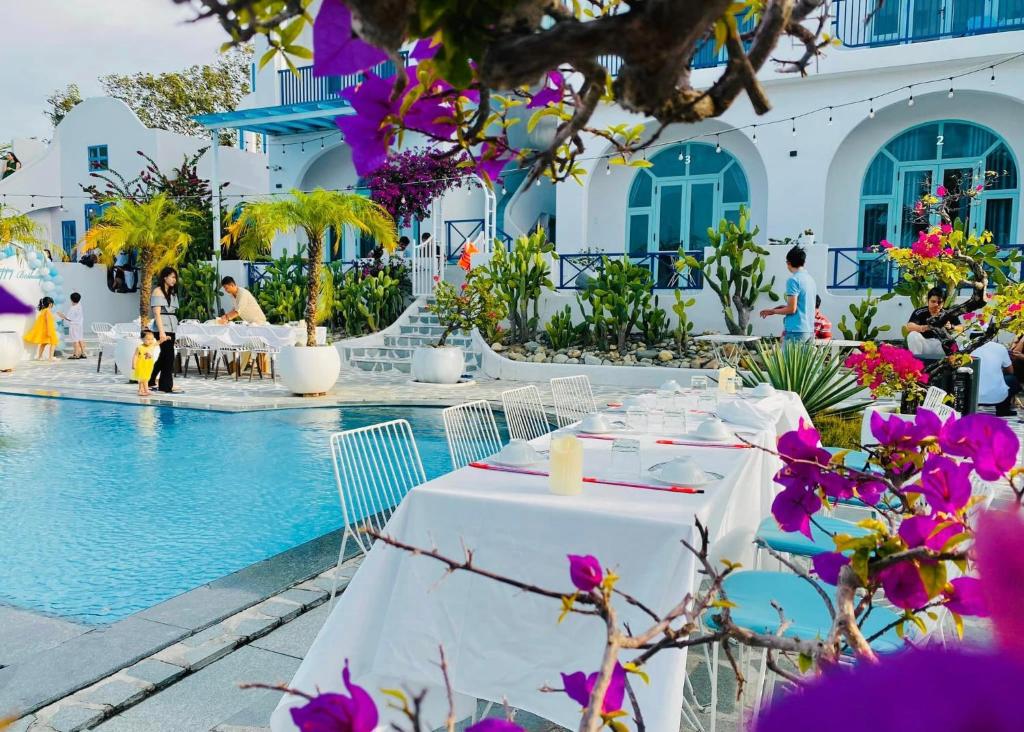 Bazén v ubytování Santorini Villa Cam Ranh nebo v jeho okolí