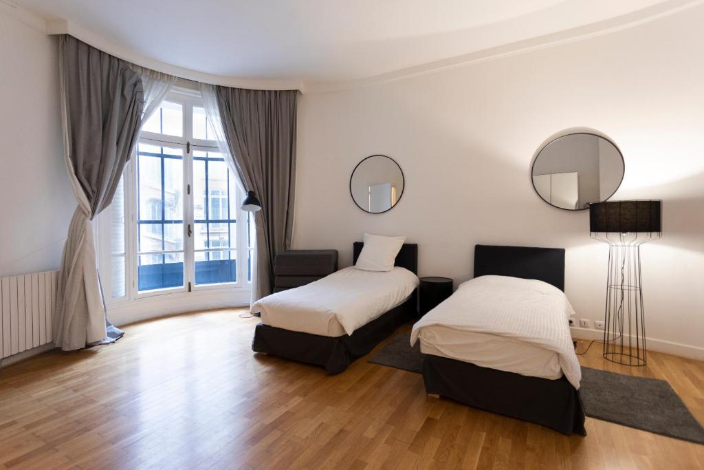 Katil atau katil-katil dalam bilik di Cosy flat 160 m2 close to Eiffel Tower