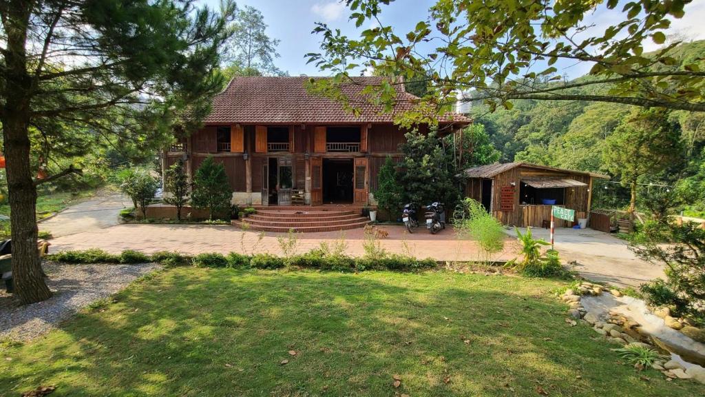 a house in the middle of a yard at Pea homestay in Sa Pa