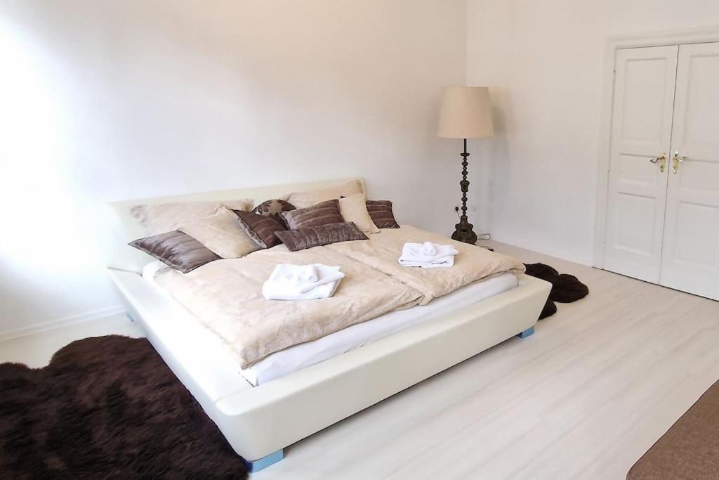 1 cama blanca con 2 toallas en un dormitorio en Luna City-Suite 80qm 2 Zimmer 2 Bäder 20km Messe Airport, en Krefeld