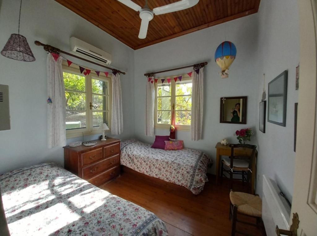 Łóżko lub łóżka w pokoju w obiekcie Aphrodite's Coast Retreat House!