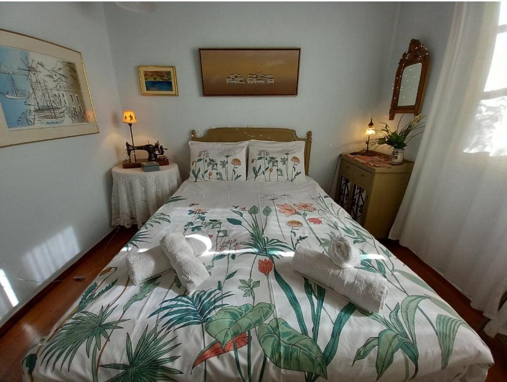 sypialnia z dużym łóżkiem z ręcznikami w obiekcie Aphrodite's Coast Retreat House! w mieście Galaxidi