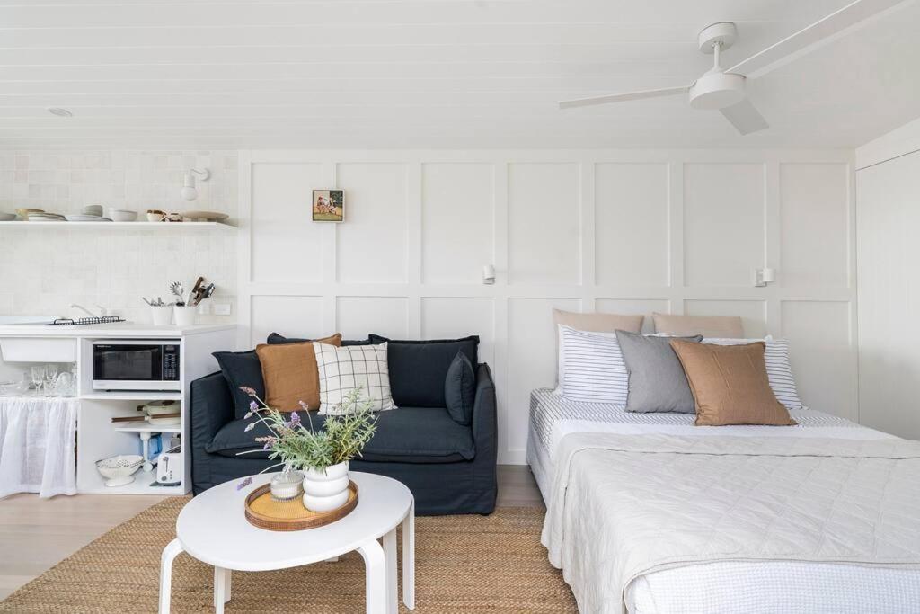 BundeenaにあるGeorge @ Ethel & Odesのソファとテーブルのあるリビングルーム