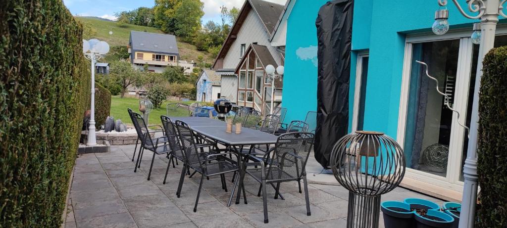 a table and chairs sitting on a patio at Chez Ludivine - Maison avec Terrasse et Parking in Orbey
