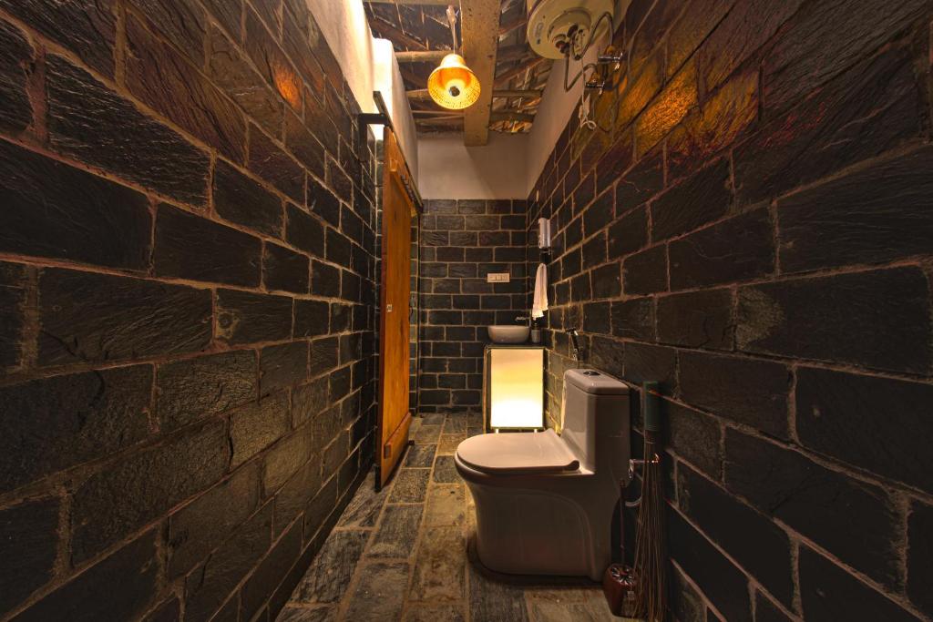 Koupelna v ubytování Hobbit House Bir