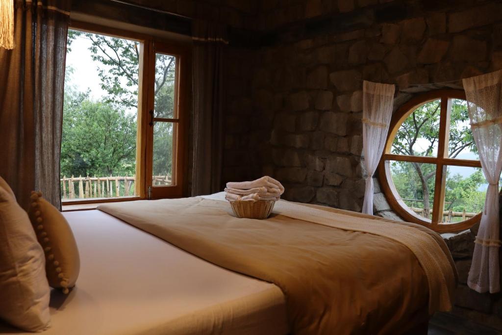 Postel nebo postele na pokoji v ubytování Hobbit House Bir