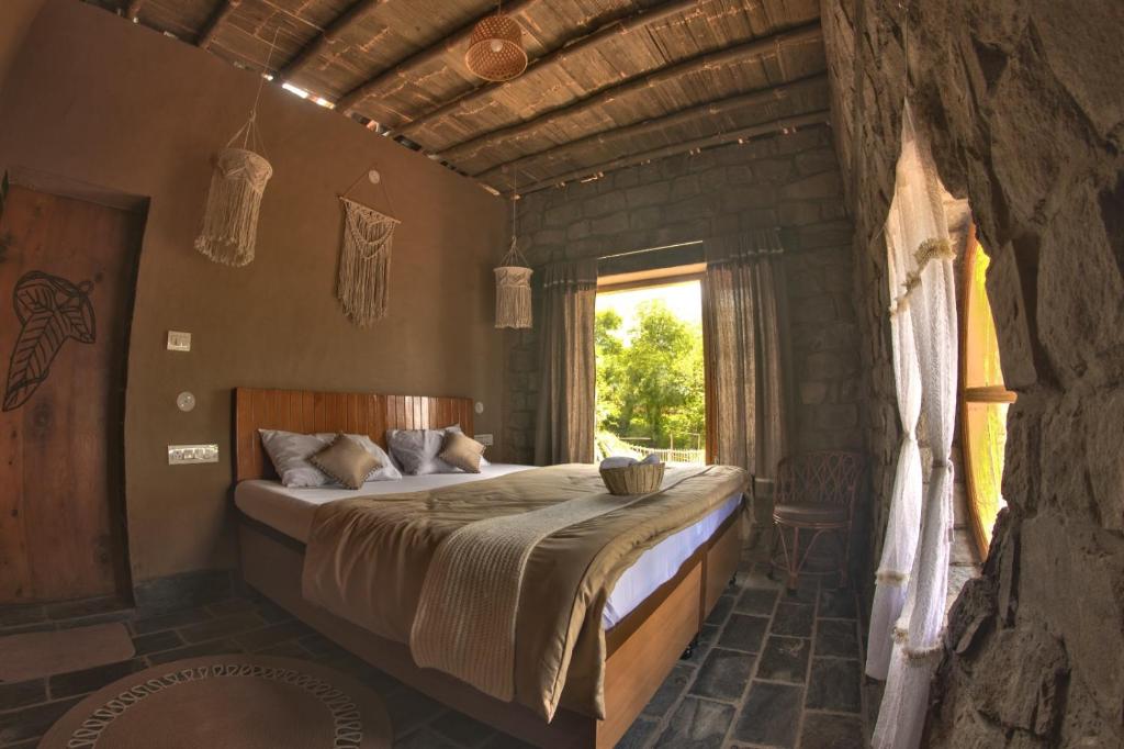 Postel nebo postele na pokoji v ubytování Hobbit House Bir