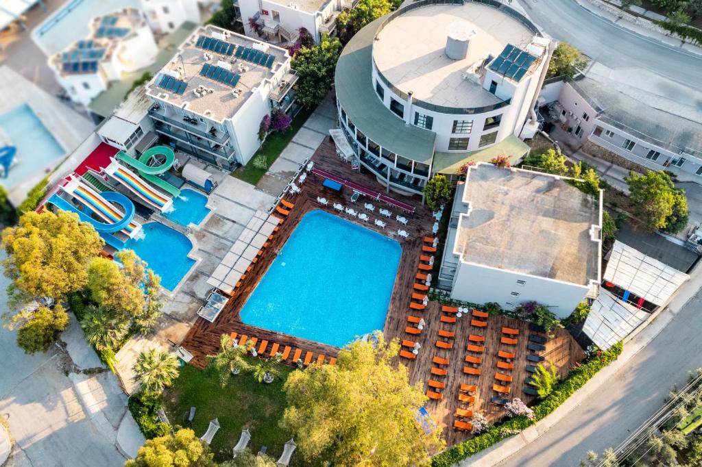 an overhead view of a building with a swimming pool at Bodrum Beach Resort in Gümbet