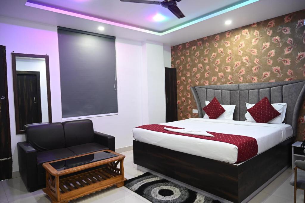 a bedroom with a bed and a chair at HOTEL DIAMANT INN in Patna