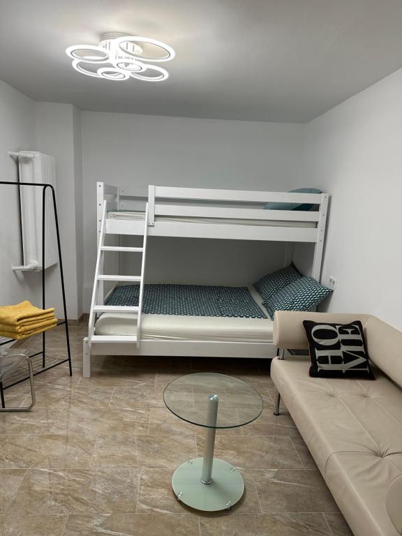 ein Wohnzimmer mit einem Etagenbett und einem Sofa in der Unterkunft Gemütliche Gäste Suite für ruhige Nächte. Zentral in Ichenhausen