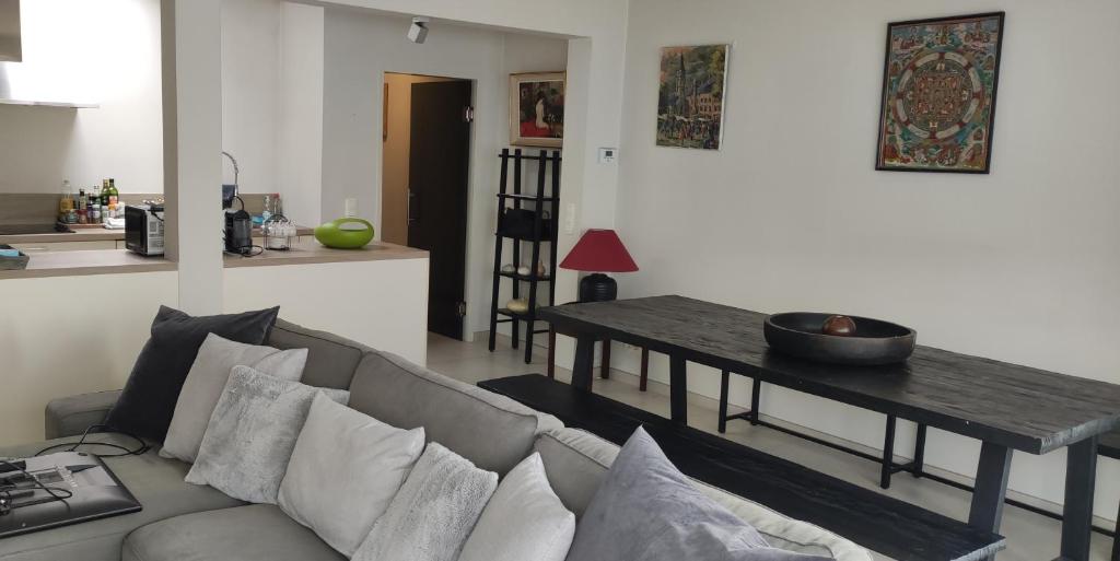 - un salon avec un canapé et une table dans l'établissement Appartement Dumortier, à Knokke-Heist
