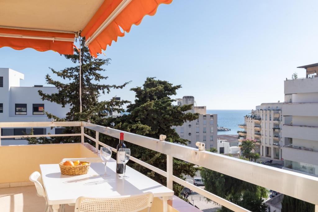 En balkong eller terrasse på Sunny Apartment By Kura Homes