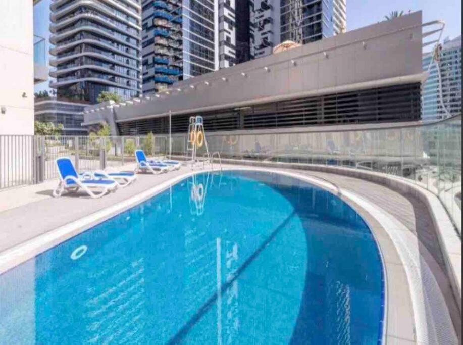 Bazén v ubytování Luxury Downtown Apt 3Min From DM nebo v jeho okolí