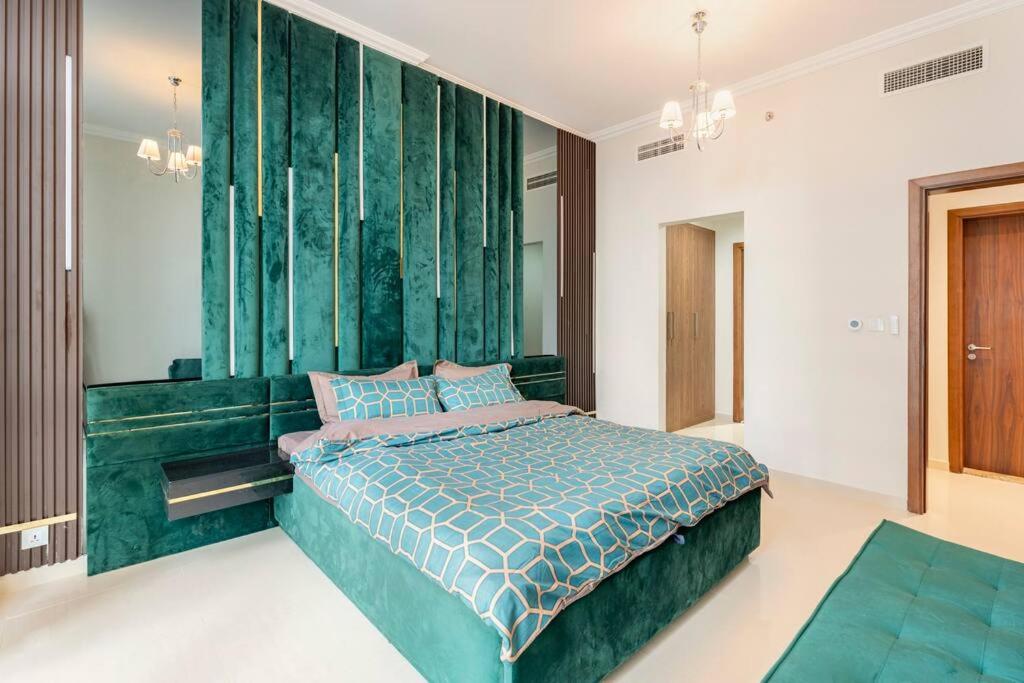 Postel nebo postele na pokoji v ubytování Luxury Downtown Apt 3Min From DM
