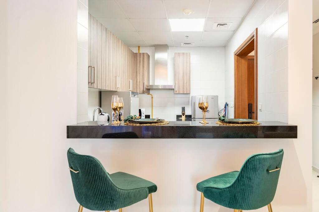 Posezení v ubytování Luxury Downtown Apt 3Min From DM