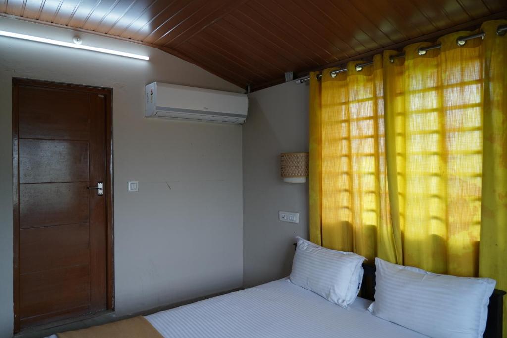 Postel nebo postele na pokoji v ubytování DREAMS AIRPORT RESIDENCY