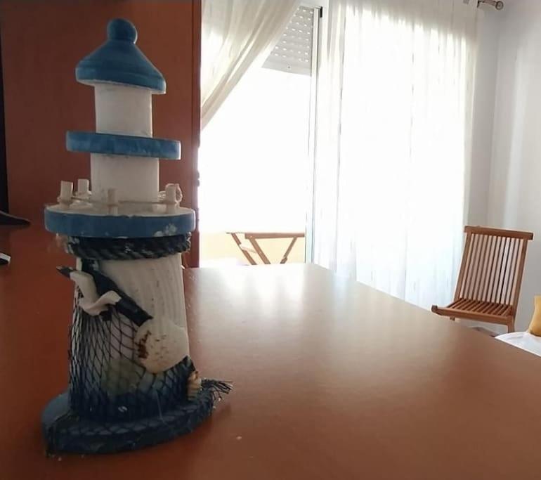 posąg latarni morskiej siedzącej na stole w obiekcie Precioso apartamento en Canet d,en Berenger w mieście Canet de Berenguer