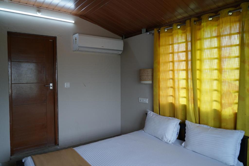 Postel nebo postele na pokoji v ubytování DREAMS AIRPORT RESIDENCY