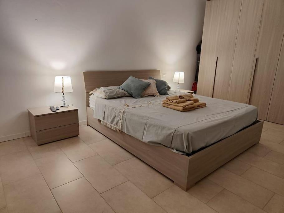 una camera da letto con un grande letto con due lampade sopra di San Donato apartment a Firenze
