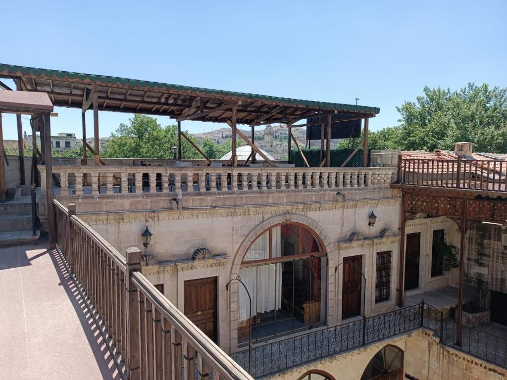 um edifício antigo com uma varanda em cima em HANIMAĞABUTİK OTEL em Şanlıurfa