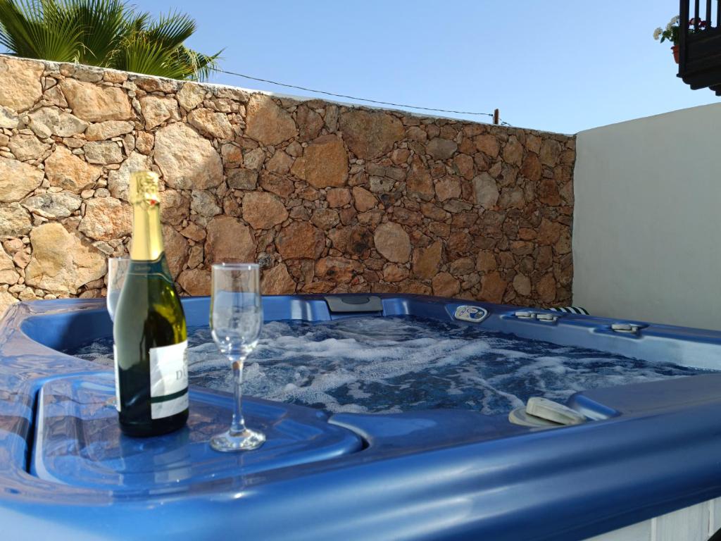 a bottle of champagne and a glass in a tub at Casa La Molina Spa in Triquivijate