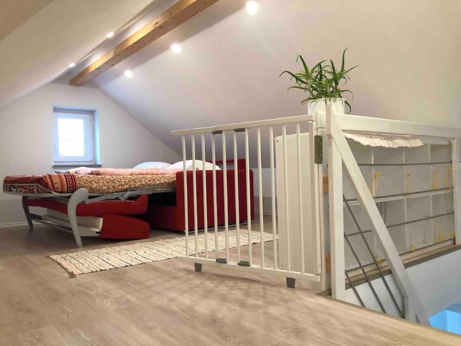 3 Zimmer Neubauwohnung in der schwäbischen Toskana في وفينشتاين: غرفة نوم مع سرير بطابقين وسرير أطفال
