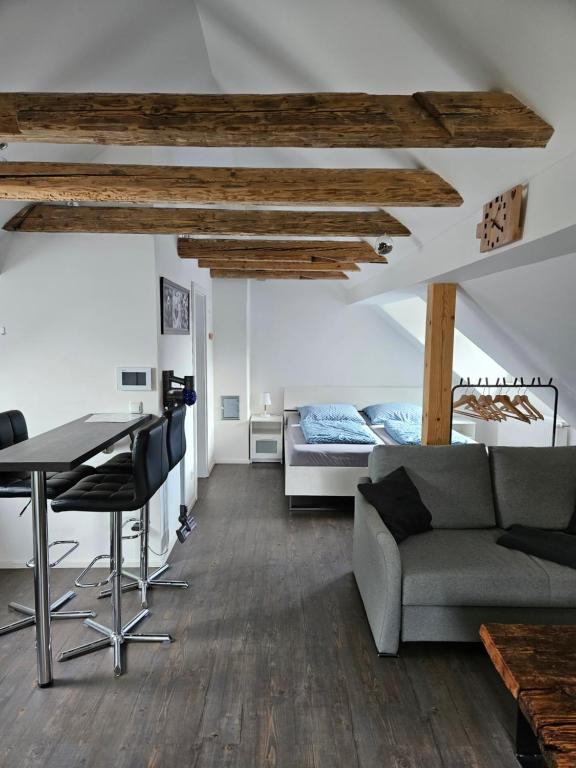 ein Wohnzimmer mit einem Sofa und einem Bett in der Unterkunft Ferienwohnung Klettham in Erding