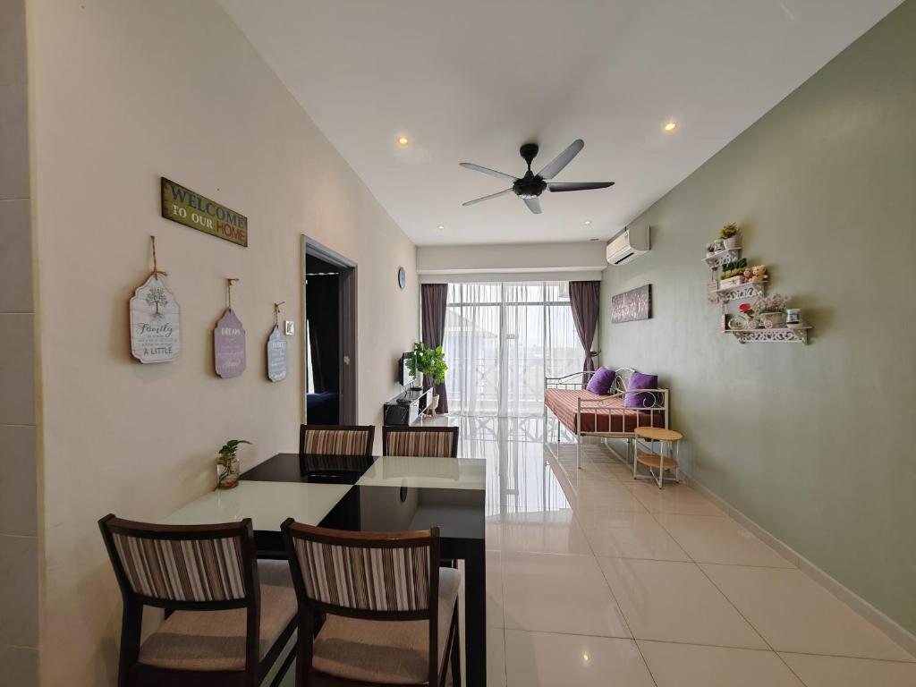 a kitchen and living room with a ceiling fan at Homestay Melaka Mahkota Melaya Raya in Malacca