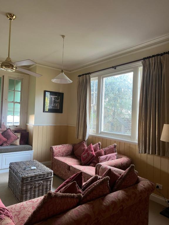 sala de estar con sofá y ventana en Breen Green House en Quarry Hill