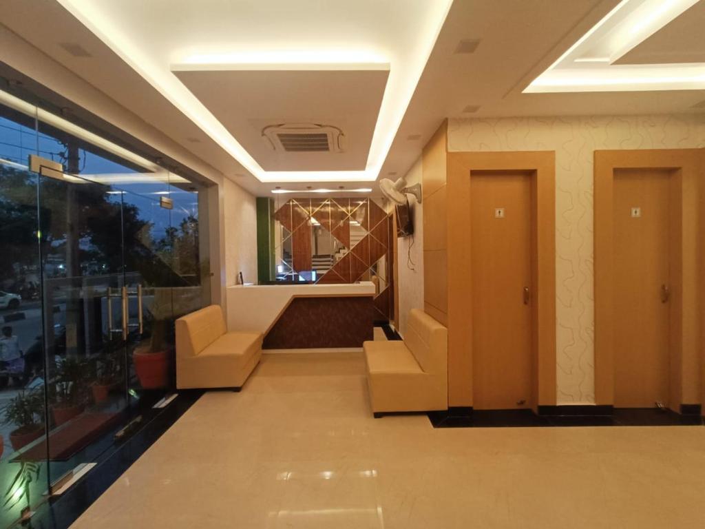 eine Lobby mit einer Treppe in einem Gebäude in der Unterkunft Hotel Royal Casa in Lucknow