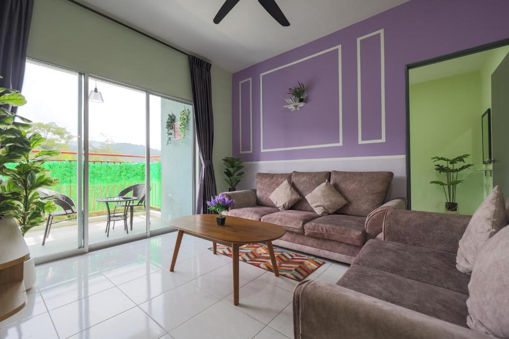 a living room with a couch and a table at Moonight Luxe Suite, Cameron's Emerald Avenue in Brinchang