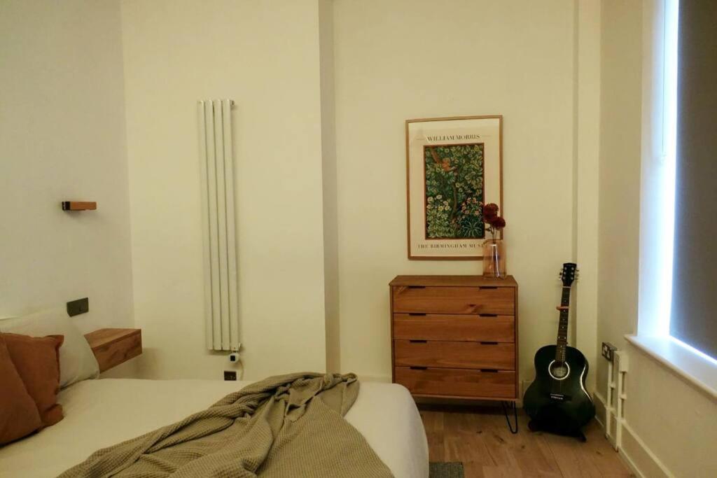 Postel nebo postele na pokoji v ubytování Stylish city-centre apartment with balcony