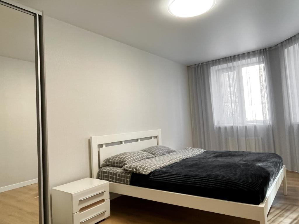 una camera bianca con un letto e una finestra di 010 Нова 1-к квартира ЖК Софія Сіті a Kiev