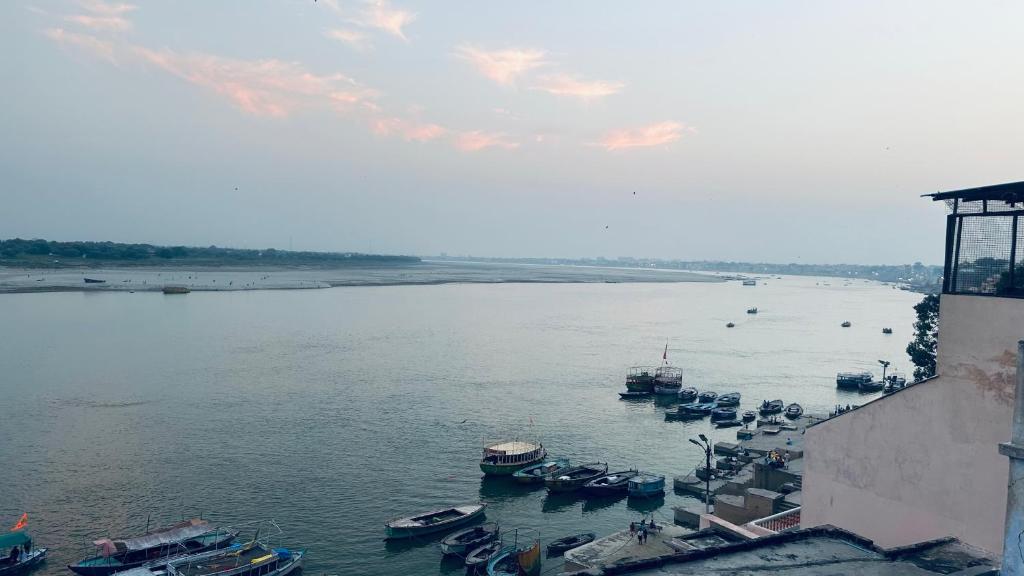 Eine Gruppe von Booten liegt in einem Hafen vor Anker. in der Unterkunft Tandon Lodge in Varanasi