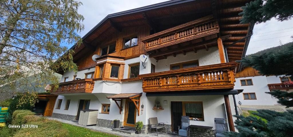 un gran edificio con balcones de madera. en Ferienwohnung Schranz en Flirsch