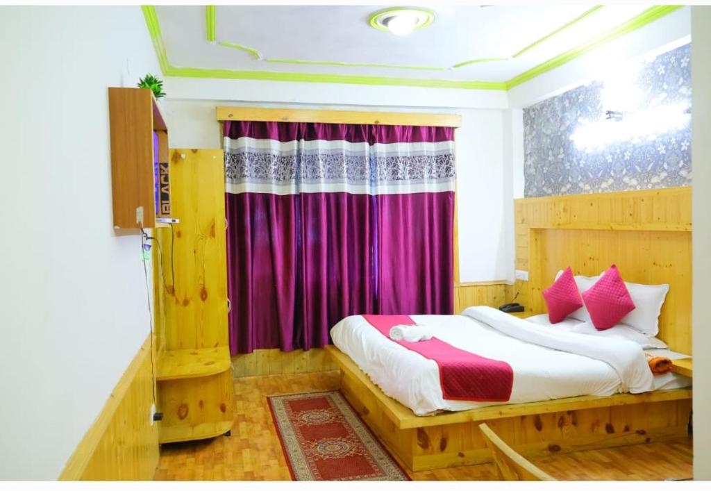 Postel nebo postele na pokoji v ubytování Hotel Hilltop At Mall Road Manali With Open Terrace