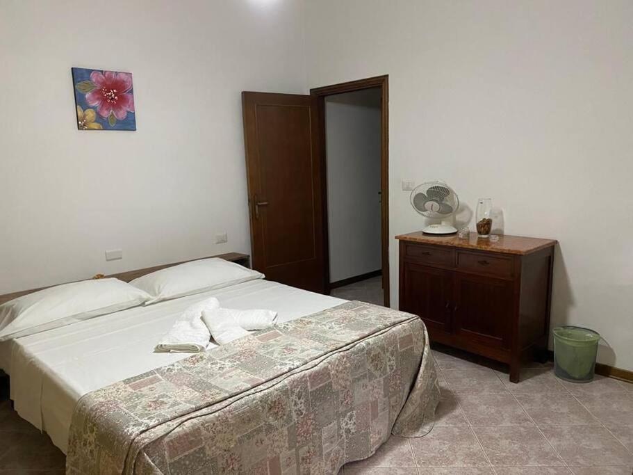 - une chambre avec un lit et une commode en bois avec une table dans l'établissement intero appartamento, à Ponte dʼArbia