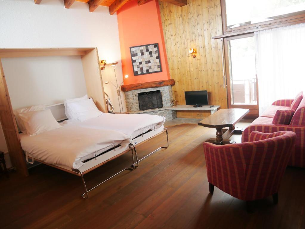 TV a/nebo společenská místnost v ubytování Between Boutique Hotel